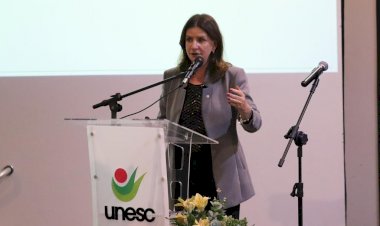 Secretária de Saúde Carmen Zanotto profere palestra na Unesc