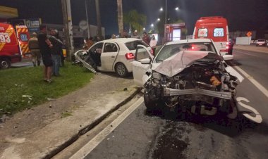 PM E BOMBEIROS ATENDEM ACIDENTE NA AVENIDA CENTENÁRIO ENVOLVENDO DOIS VEÍCULOS