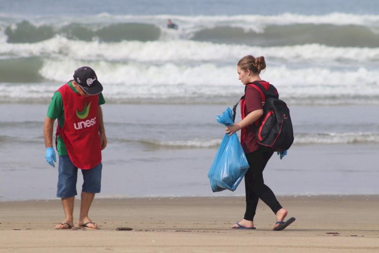 Preservação: Unesc promove limpeza da orla no Balneário Rincão