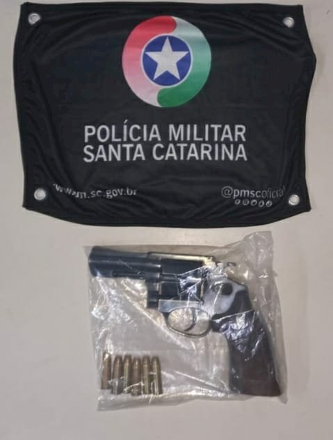 PM PRENDE ASSALTANTE ARMADO APÓS ROUBAR VEÍCULO DE UMA MULHER