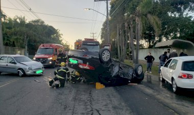 VEÍCULO CAPOTA APÓS SE ENVOLVER EM ACIDENTE NA AVENIDA LUIZ LAZARIN