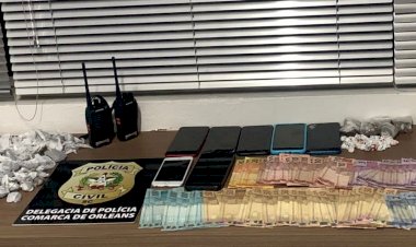 Policia Civil de Orleans cumpre mandados de busca e apreensão, apreende dinheiro e drogas e prende suspeito de tráfico de drogas em flagrante