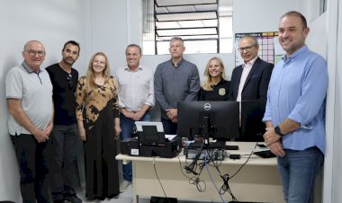 Prefeito entrega dois computadores novos para Delegacia de Polícia Civil de Forquilhinha