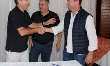 Prefeito  Clésio Salvaro assina ficha de filiação no PSD