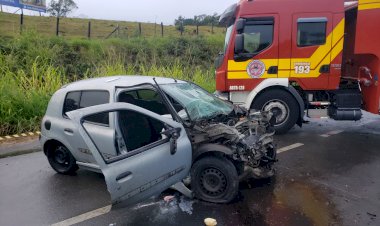 ACIDENTE ENTRE DOIS VEÍCULOS INTERDITA ACESSO CRICIÚMA COCAL DO SUL