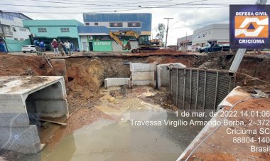 Obras de drenagem mudam trânsito na região central de Criciúma