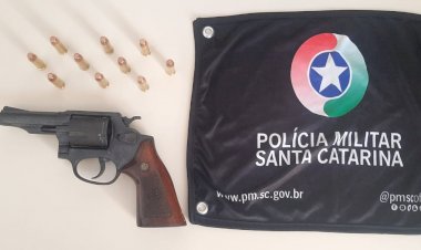 PM PRENDE DOIS HOMENS COM ARMA DE FOGO NO BAIRRO SÃO LUIZ