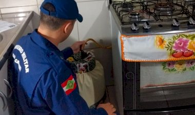 Operação Alerta Vermelho é realizada pelos  Bombeiros Militares visitam residências alertando para o uso de equipamentos nas cozinhas