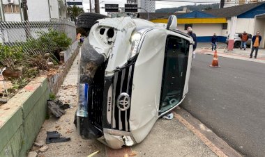 CARRO CAPOTA APÓS COLIDIR EM MURO NO CENTRO DE CRICIÚMA