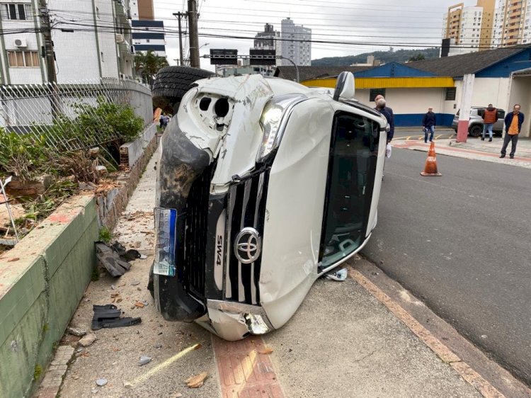 CARRO CAPOTA APÓS COLIDIR EM MURO NO CENTRO DE CRICIÚMA