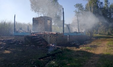 MULHER TENTA APAGAR INCÊNDIO DE SUA RESIDÊNCIA E ACABA SE QUEIMANDO