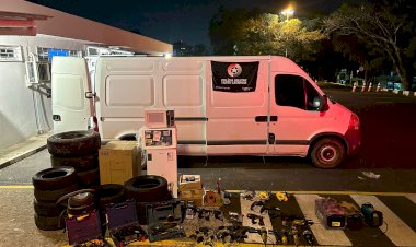 VEÍCULO E PRODUTOS DE FURTO SÃO ENCONTRADOS PELA PM