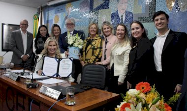 Reitora Luciane Ceretta recebe Diploma de Mérito Educacional do Conselho Estadual de Educação