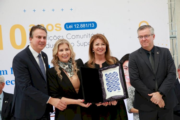 Reitora Luciane Ceretta recebe Mérito da Educação Comunitária, em Brasília