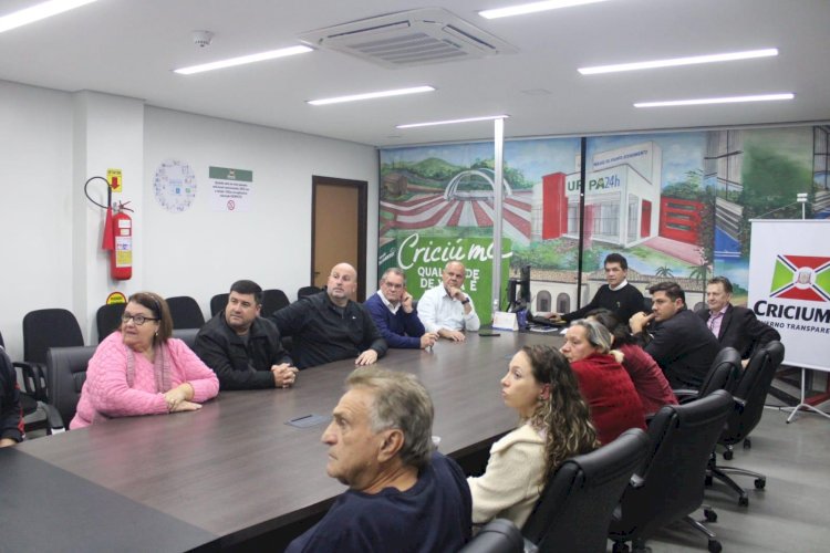 Assinadas ordens de serviço para pavimentação de rua e reforma de cancha de bocha em Criciúma