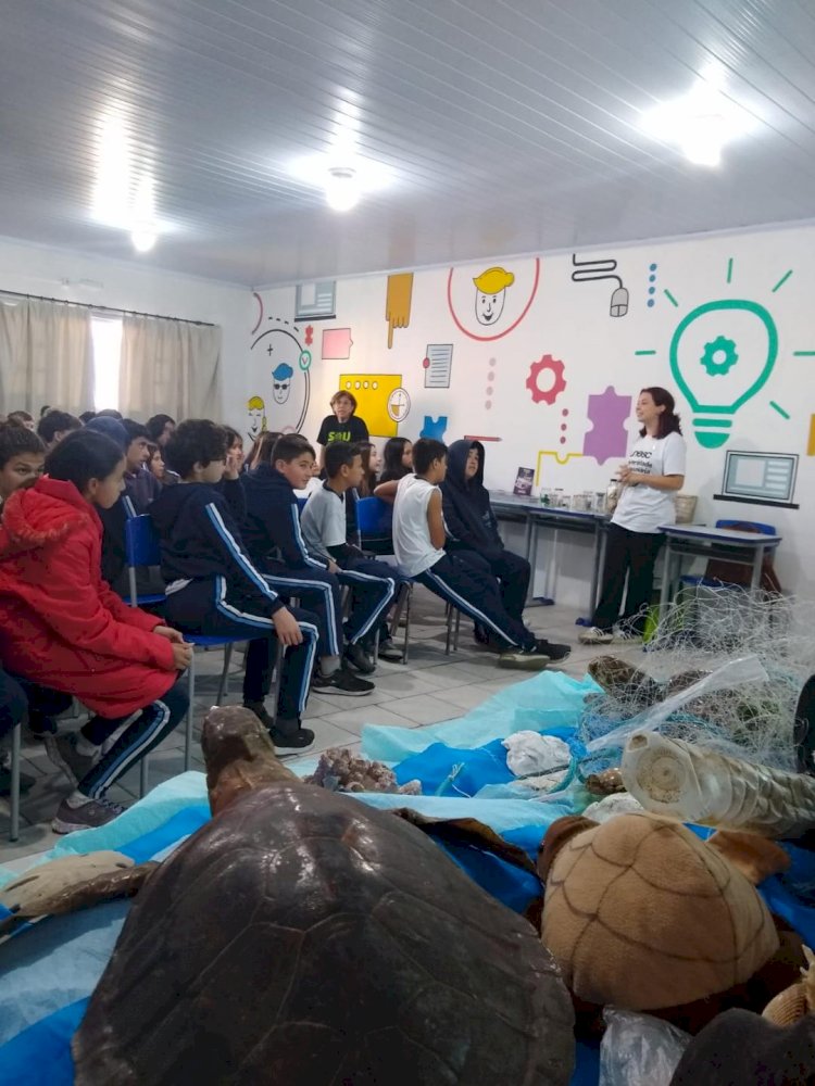 Projeto da Unesc leva conscientização sobre o lixo marinho à escolas da região