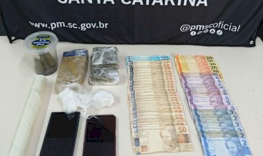 PM PRENDE CASAL COM MAIS DE 1KG DE DROGA