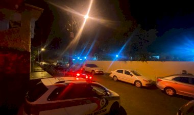 HOMEM COM MANDADO DE PRISÃO TENTA FUGIR E CAI NOS BRALOS DA POLÍCIA