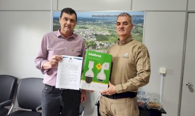 Governo de M. da Fumaça entrega de câmera de segurança à Polícia Militar