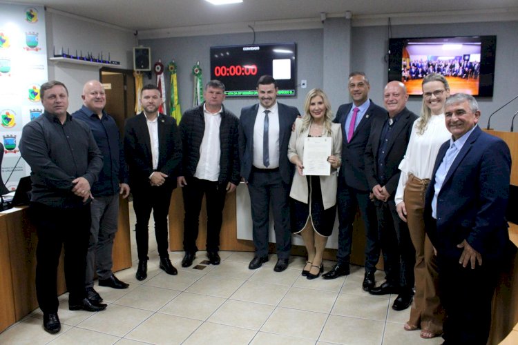 Por sua contribuição à educação, Luciane Ceretta é homenageada no Legislativo de Urussanga