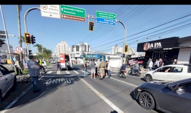 Ciclista colide em ônibus no centro de Criciúma