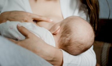 Dúvidas da maternidade: o que fazer se o bebê dormiu e não arrotou?