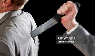 Com faca cravada nas costas, vítima se finge de morta mas identifica e denuncia réu