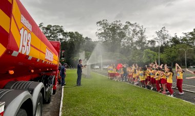 Bombeiros formam 46 alunos do Colégio Unesc no Projeto Golfinho