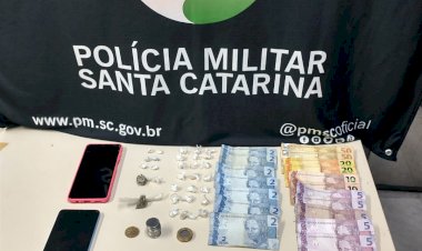 Jovens e um menor são presos por porte e tráfico de drogas em bairro de Criciúma