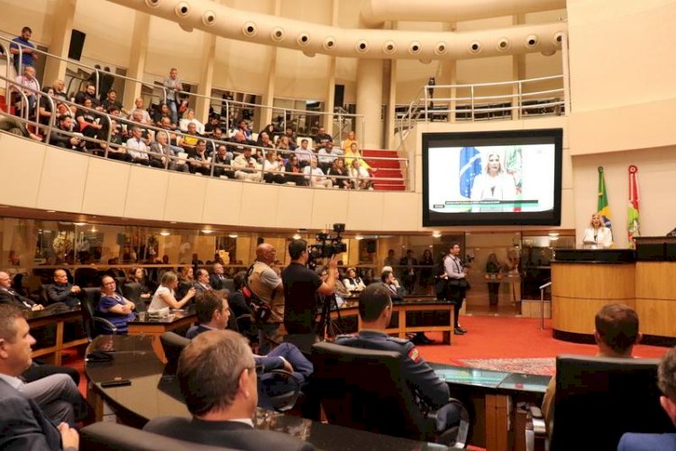 Reitora da Unesc recebe honraria de Cidadã Catarinense em Florianópolis