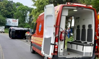 Mulher perde controle do veiculo  no bairro Demboski