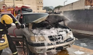 Caminhonete pega fogo na Operária