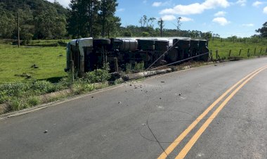 Scania tomba em Maracajá após motorista perder controle