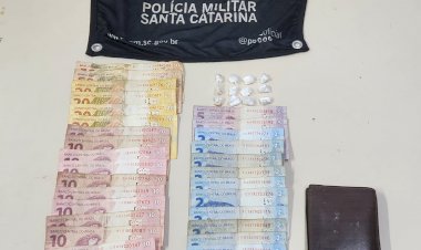 Jovem tenta fugir da PM e é preso por tráfico de drogas