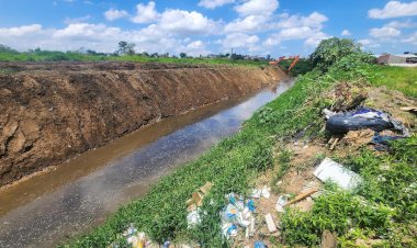 Prefeitura intensifica desassoreamento do Rio Criciúma no bairro Paraíso