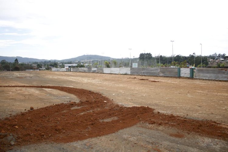 Criciúma Sustentável: prefeitura assina contrato para instalação de placas solares na Fazenda Solar Nikola Tesla