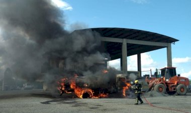 Caminhão pega fogo na Usina de Asfalto de Criciúma