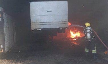 Carreta pega fogo em Galpão