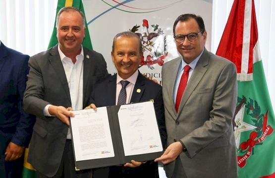 TJ assina acordo para acelerar a retirada de 8 mil veículos apreendidos em 310 pátios em SC