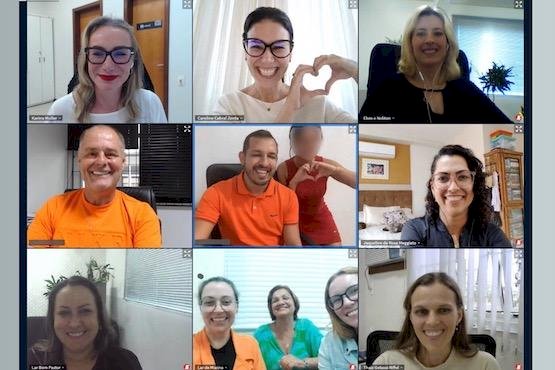 Casal adota quatro irmãos após conhecê-los no Busca Ativa. Família terá 10 integrantes