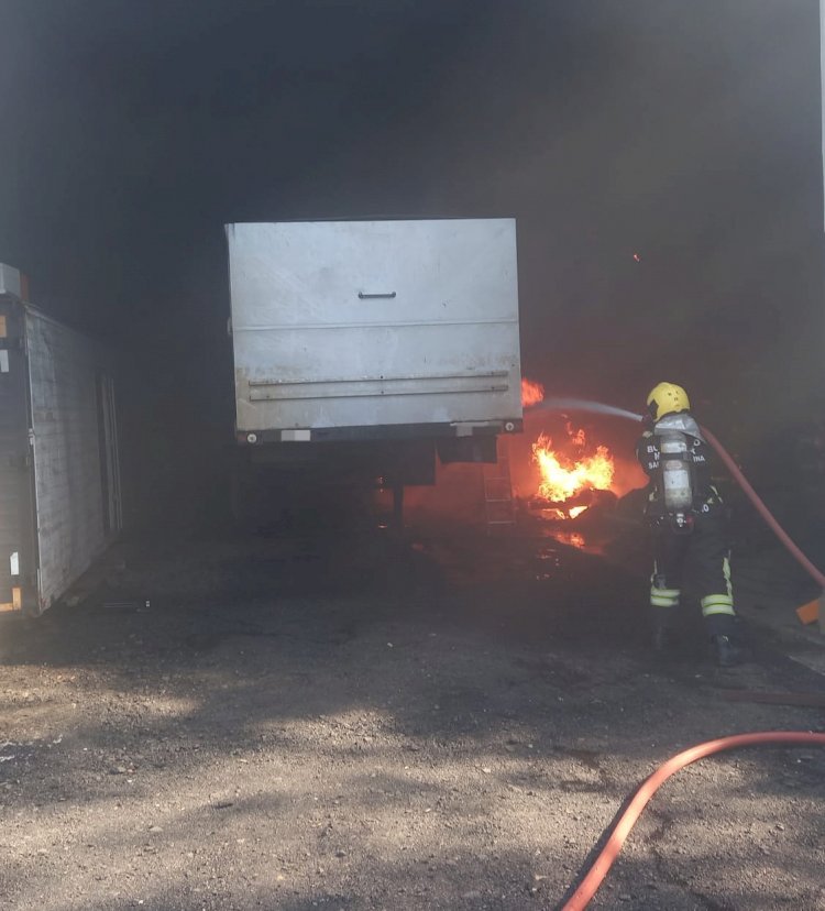 Carreta pega fogo em Galpão