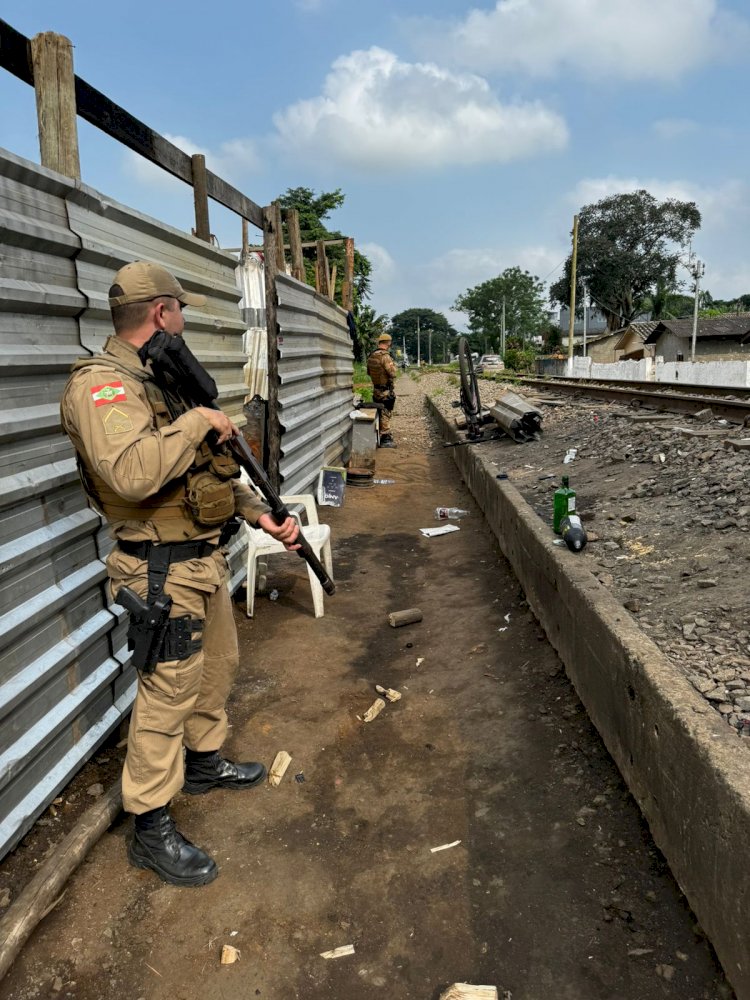 POLÍCIA MILITAR FAZ OPERAÇÃO NO PINHEIRINHO