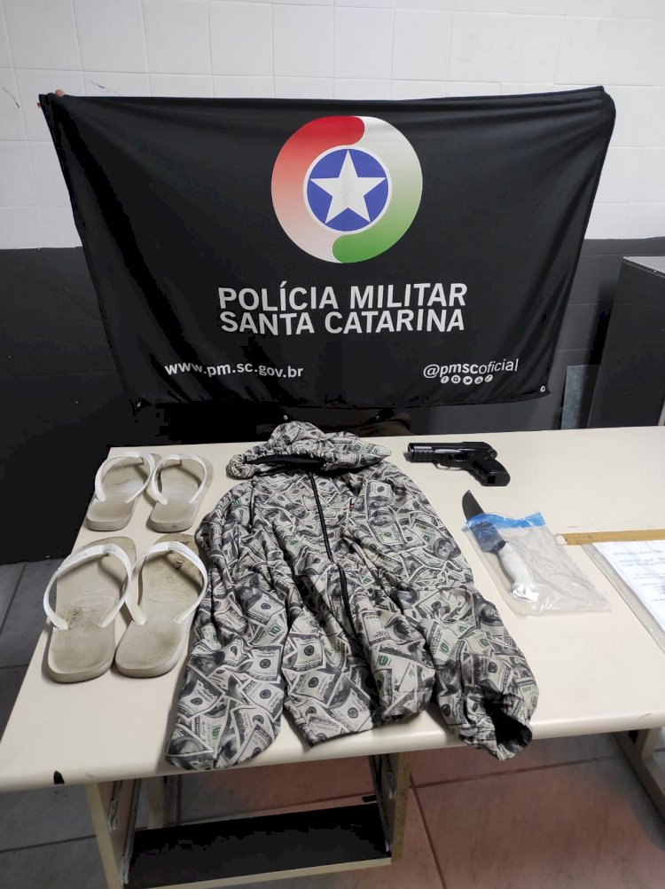 Dupla assalta farmácia no Pinheirinho e ladrão é preso em seguida