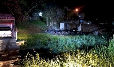 Casa com energia “Irregular” pega fogo no bairro Cristo Redentor