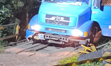 Homem cai de altura de 7 metros após caminhão encalhar em ponte interditada