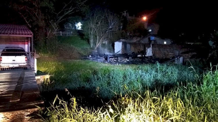 Casa com energia “Irregular” pega fogo no bairro Cristo Redentor