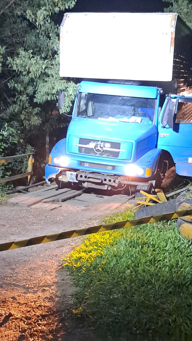 Homem cai de altura de 7 metros após caminhão encalhar em ponte interditada