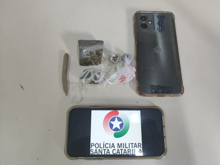 PM apreende adolescente traficando no terminal de Criciúma