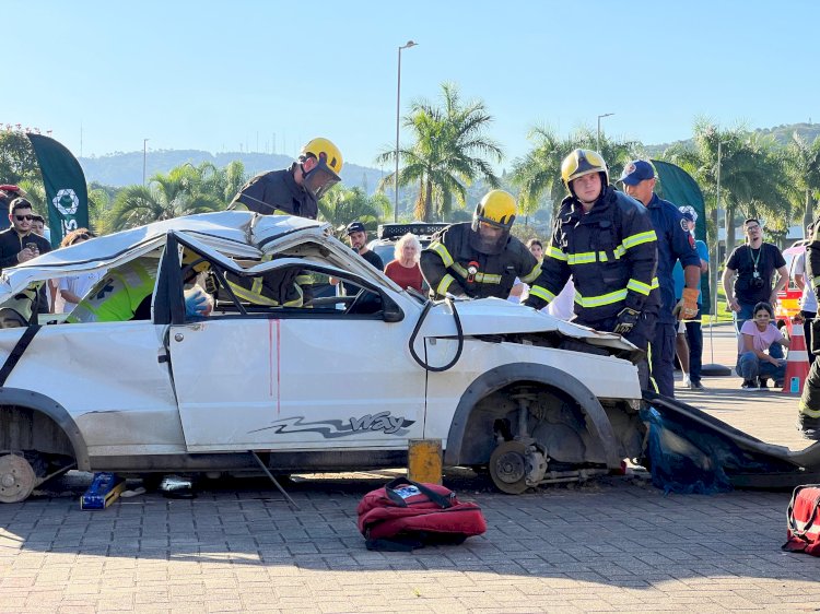 Maio Amarelo: bombeiros participam de simulação de acidente de trânsito