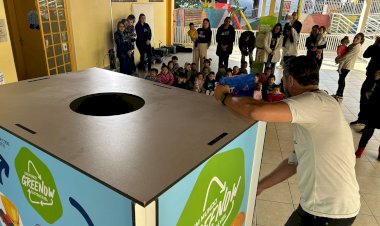 Alunos da Abadeus trocam embalagens recicláveis por brinquedos novos
